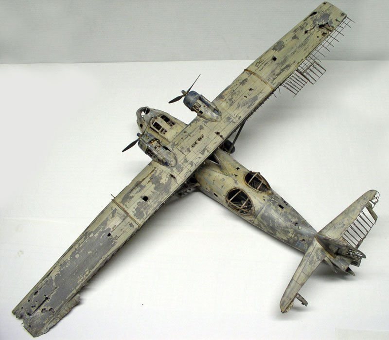 Hydravion bimoteur PBY Catalina en maquette posé sur un support de présentation