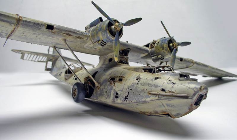 Maquette d'hydravion PBY Catalina blanc vieilli, vue de trois quarts avant, deux moteurs à hélices