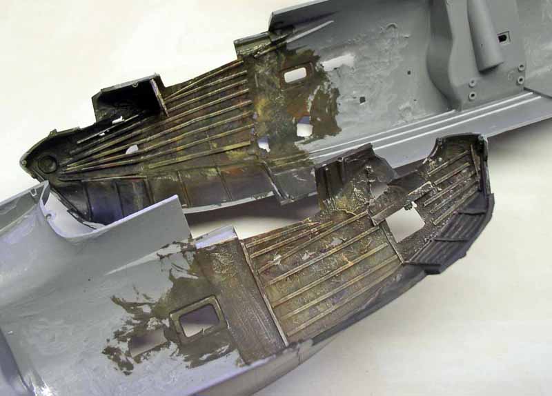 Demi-coques du fuselage du PBY Catalina avec structure intérieure et mastic de jointoiement appliqué