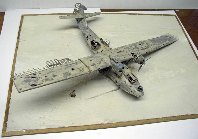 Maquette de PBY Catalina vieillie et patinée présentée sur un diorama de plage sablonneuse