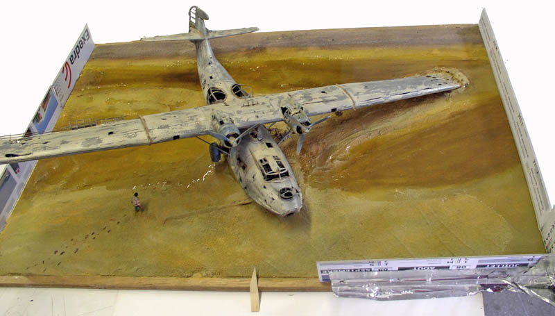 Maquette de PBY Catalina épave échouée sur diorama désertique avec personnage figurine