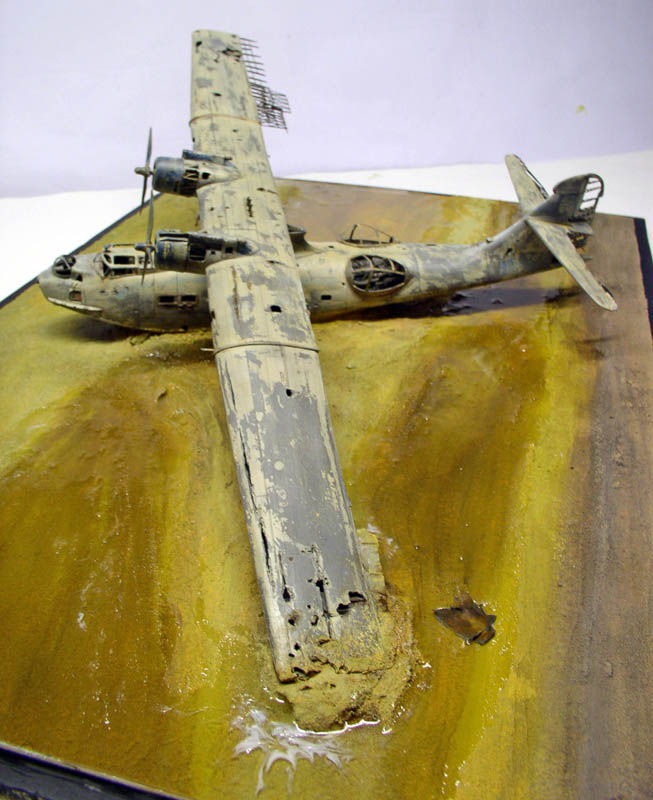 Maquette d'hydravion PBY Catalina vieilli posé sur un diorama de plage sablonneuse