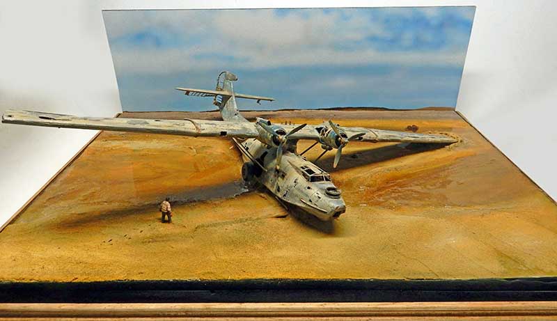 Diorama du PBY Catalina échoué sur une plage désertique, avec figurine