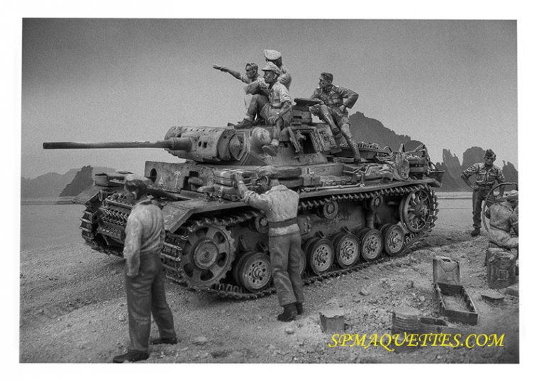 Diorama noir et blanc d'un Panzer III et son équipage dans le désert