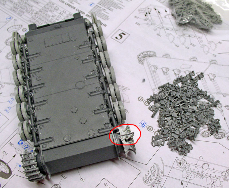 Châssis gris de char Panzer III avec roues et maillons de chenilles individuels sur la notice de montage