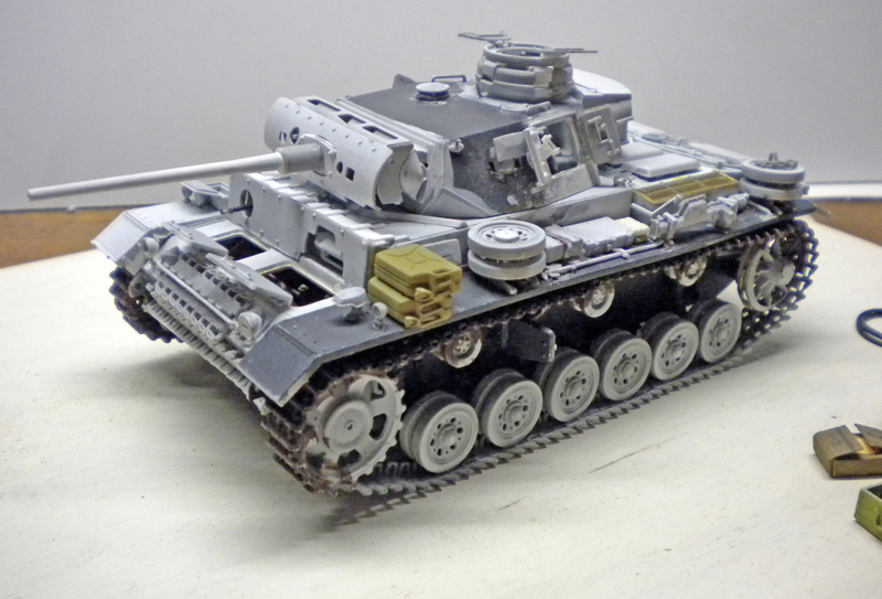 Maquette de char Panzer III gris en cours d'assemblage avant peinture, technique du noir et blanc
