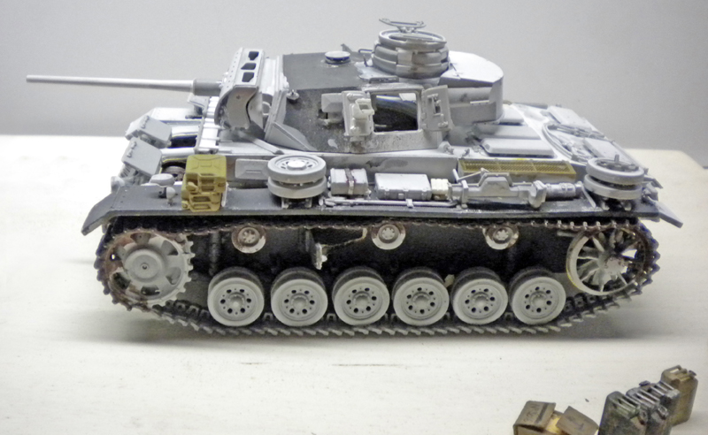 Maquette de char Panzer III vue de profil, peinture grise en cours avec détails photodécoupe laiton