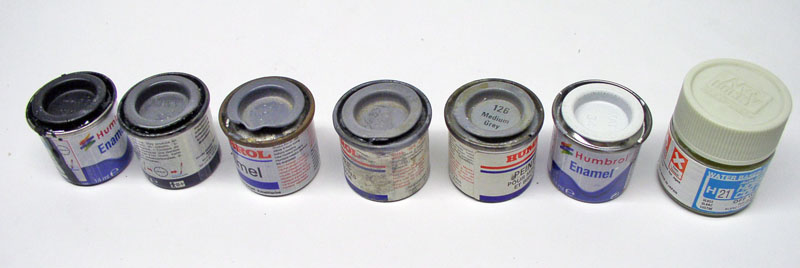 Pots de peinture Humbrol et Tamiya alignés en dégradé de gris pour la technique du noir et blanc
