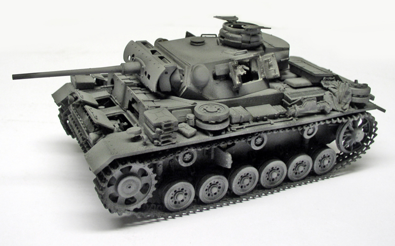 Maquette de char Panzer III en apprêt gris, vue de trois quarts avant