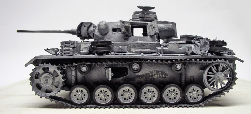 Maquette de char Panzer III peinte en niveaux de gris, vue de profil latéral gauche