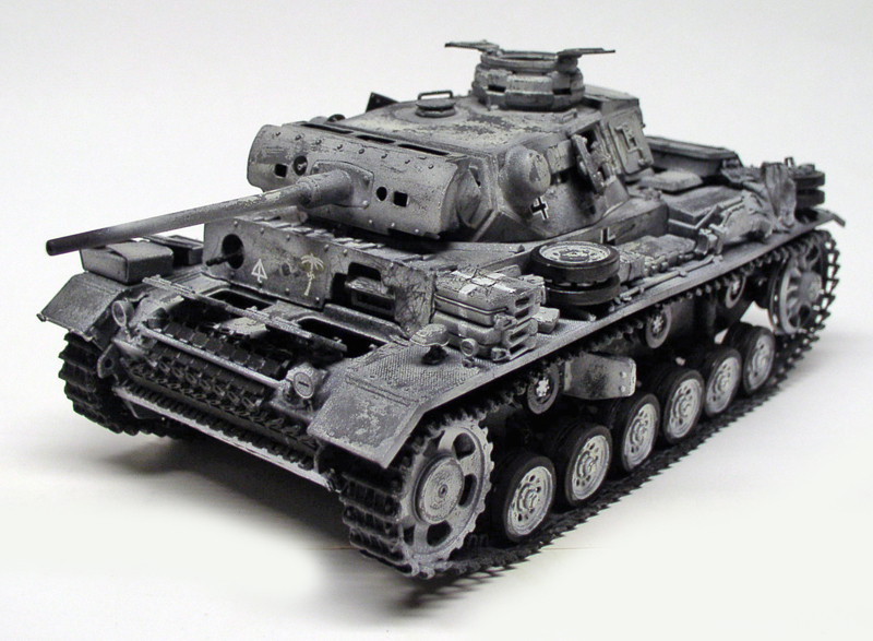 Maquette de char Panzer III peinte en noir et blanc sur fond clair