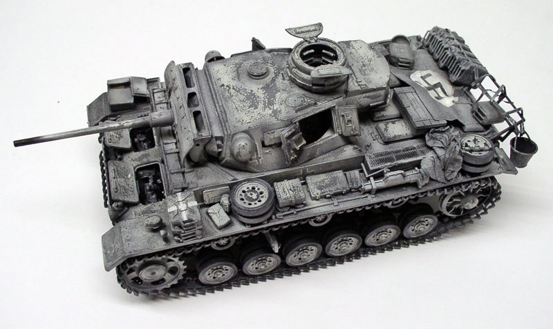 Maquette de char Panzer III peinte en noir et blanc avec patine et lavis sur tourelle et chenilles