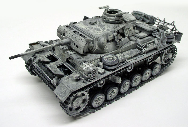 Maquette de char Panzer III peinte en dégradés de gris selon la technique du noir et blanc