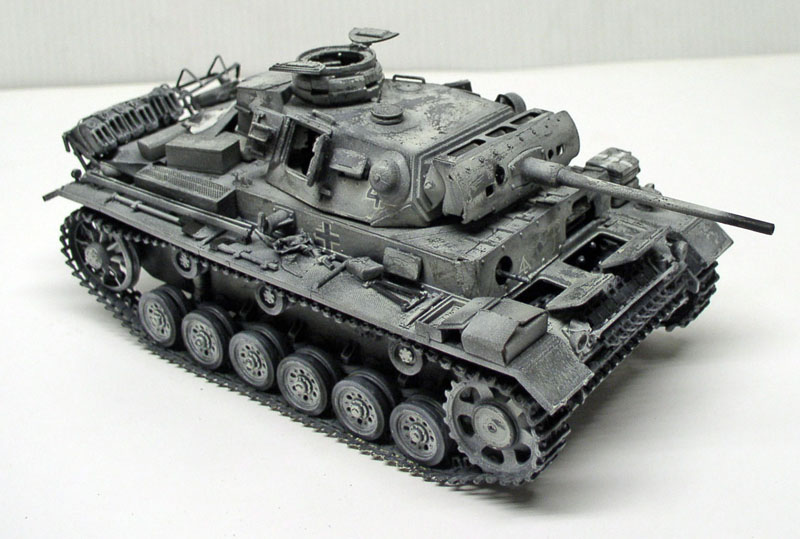 Maquette de char Panzer III peinte en niveaux de gris selon la technique du noir et blanc