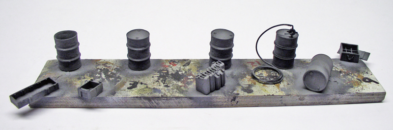 Fûts et accessoires de maquette en niveaux de gris sur socle peint, technique du noir et blanc