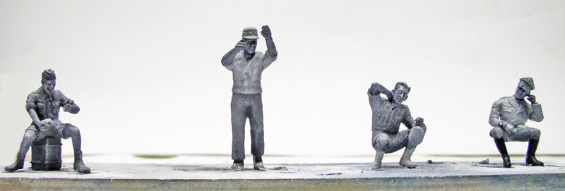 Quatre figurines de soldats peintes en dégradés de gris selon la technique du noir et blanc