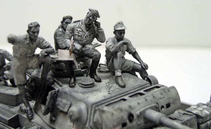 Figurines d'équipage allemand peintes en noir et blanc assises sur un char Panzer III