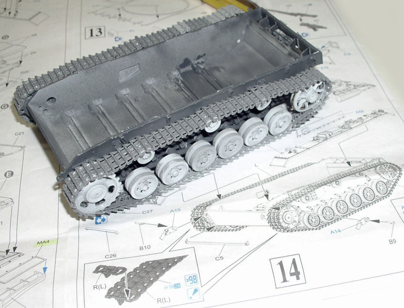 Châssis de Panzer III en gris avec chenilles et roues posé sur la notice de montage