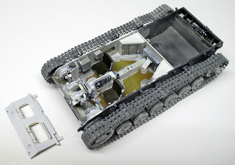 Châssis de Panzer III en maquette avec intérieur détaillé et chenilles montées en niveaux de gris