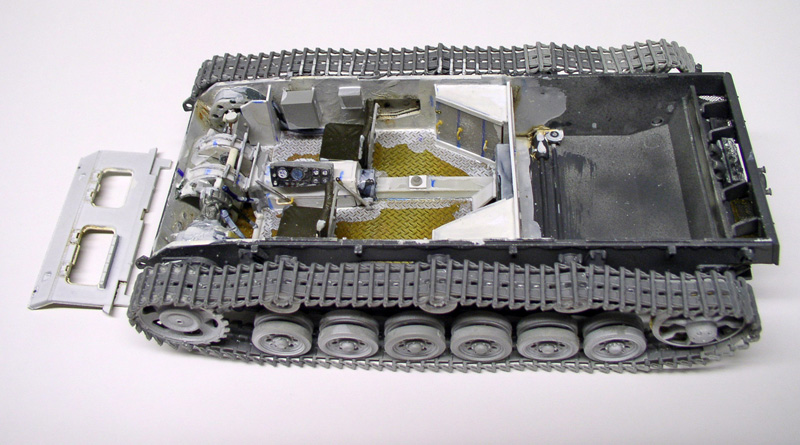 Châssis de maquette de Panzer III sans tourelle montrant l'intérieur peint et les chenilles en gris