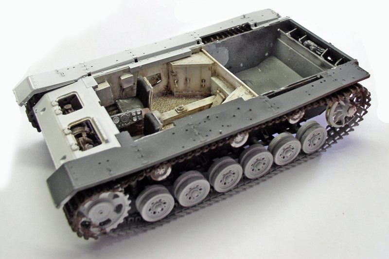 Maquette de châssis de Panzer III sans tourelle montrant l'intérieur peint en gris