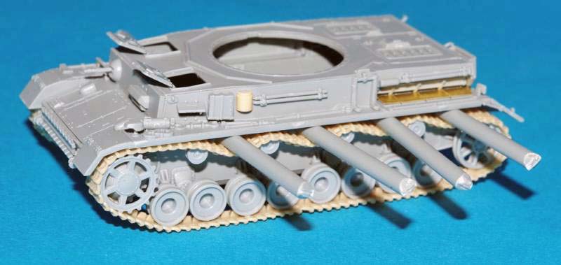 Maquette de châssis de Panzer IV F2 en gris avec chenilles montées sur fond bleu