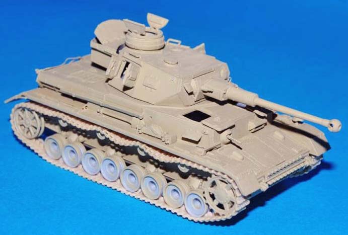 Maquette du Panzer IV F2 assemblée non peinte vue de trois quarts avant sur fond bleu