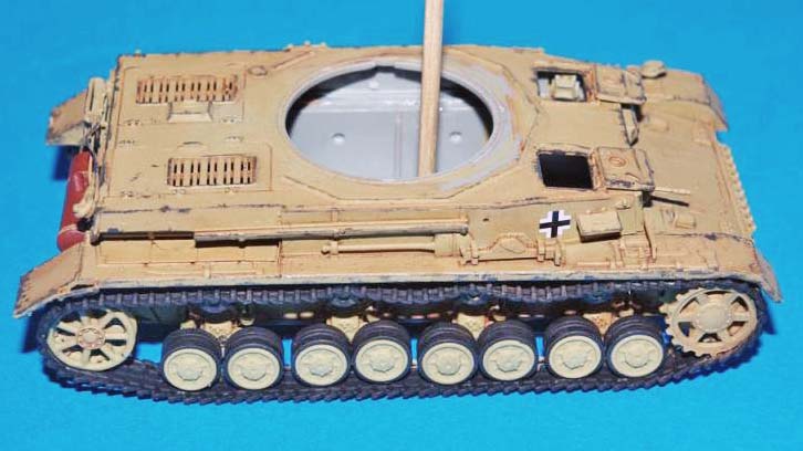 Maquette du châssis de Panzer IV F2 en livrée sable, tourelle ôtée, vue de profil