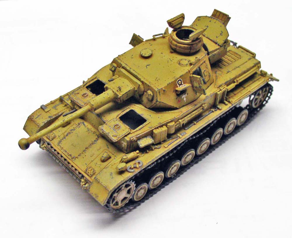 Maquette de char Panzer IV F2 peint en jaune sable, vue avant trois quarts