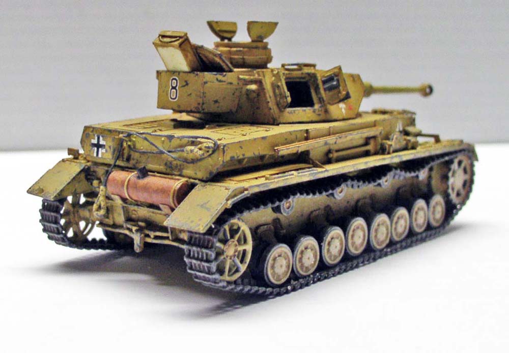 Maquette de char Panzer IV F2 sable vue de trois-quarts avant, tourelle numéro 8 patinée