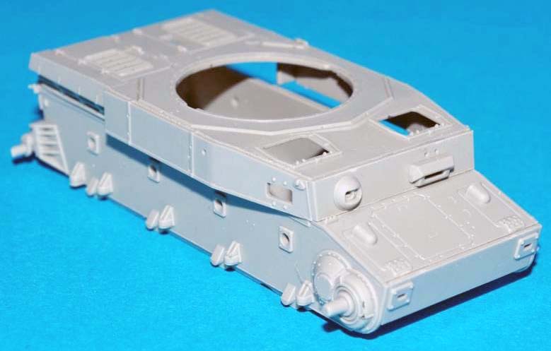 Coque et superstructure assemblées de la maquette du Panzer IV F2 sur fond bleu