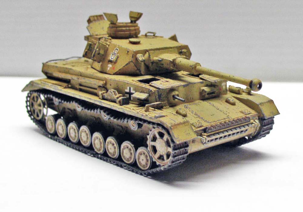 Maquette terminée du Panzer IV F2 en jaune sable, vue avant trois-quarts montrant tourelle et long canon