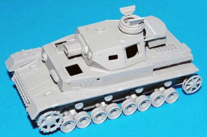 Maquette du Panzer IV F2 en gris, caisse et tourelle assemblées sans tourelleau ni canon