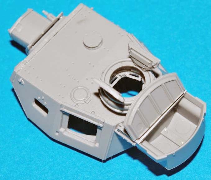 Tourelle grise non peinte de la maquette Panzer IV F2 avec écoutilles ouvertes sur fond bleu