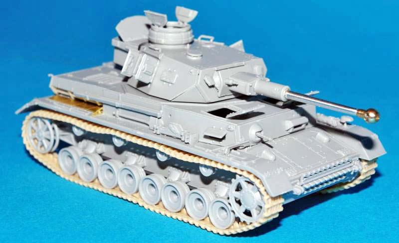 Maquette du Panzer IV F2 en gris non peint, canon long, sur fond bleu