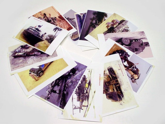 Tirages photo de maquettes de véhicules militaires disposés en éventail circulaire sur fond blanc