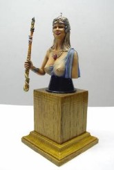 Buste peint d'une femme égyptienne tenant un sceptre, posé sur un socle doré