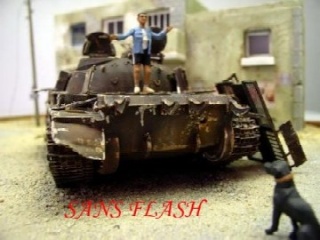 Maquette de char d'assaut avec figurine debout sur la tourelle, photographiée sans flash