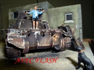Maquette de char abandonné rouillé avec figurines d'enfant et de chien, prise avec flash