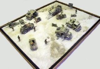 Diorama militaire désertique avec véhicules blindés et figurines de soldats sur socle encadré