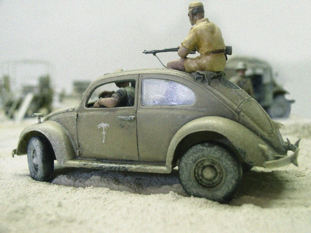 Maquette de Coccinelle militaire allemande avec soldat et mitrailleuse dans un diorama désertique