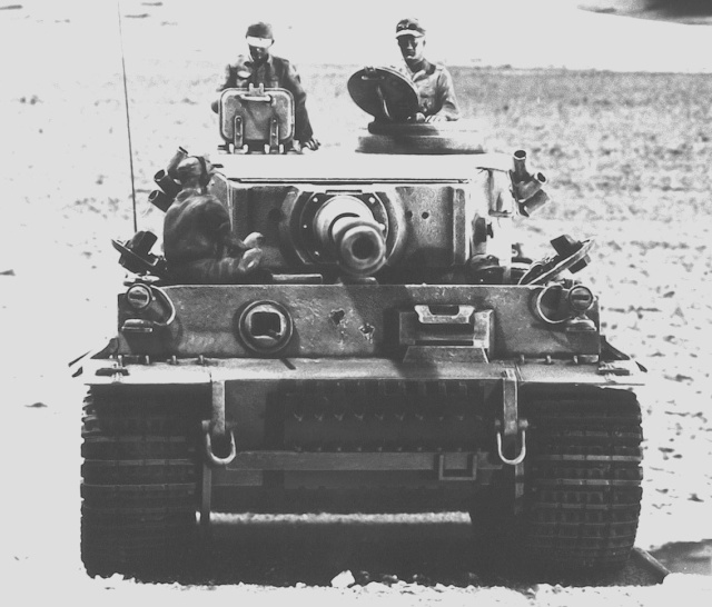 Char Tigre allemand de face avec deux membres d'équipage dans les tourelleaux, photo noir et blanc