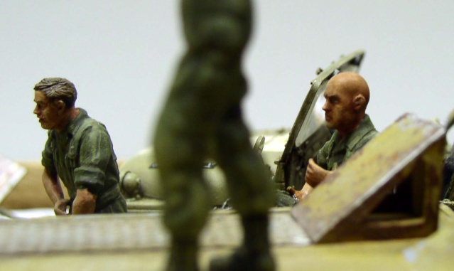 Figurines de soldats peintes sur un char miniature, scène de diorama militaire en gros plan