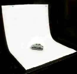 Maquette de char militaire posée sur un fond blanc incurvé pour photographie