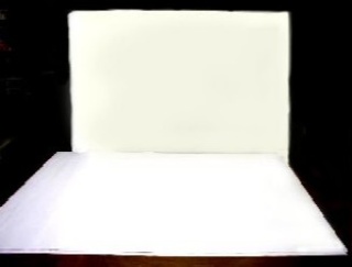 Fond blanc incurvé improvisé servant de studio photo pour modèles réduits
