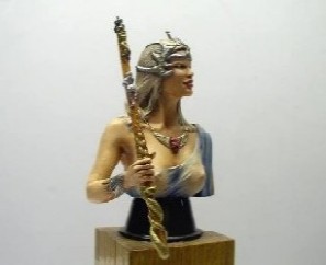 Buste de figurine peinte représentant une femme guerrière tenant un sceptre, sur socle