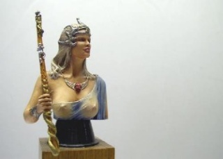 Buste peint d'une figurine de prêtresse égyptienne tenant un sceptre sur fond clair