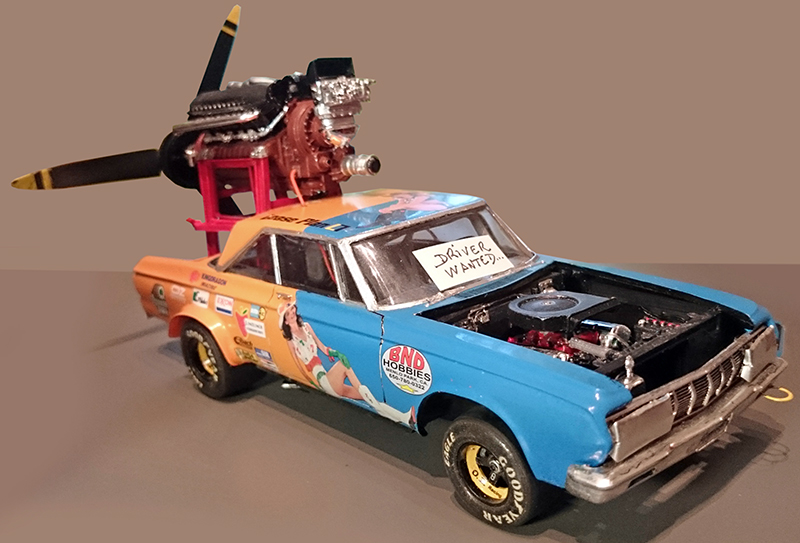 Maquette Plymouth Belvedere bleue et orange avec moteur Allison à hélice monté à l'arrière