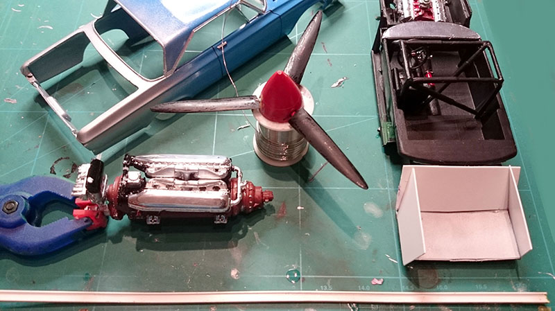 Maquette Plymouth Belvedere bleue, moteur Allison et hélice à pales sur tapis de découpe