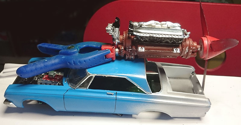 Maquette Plymouth Belvedere bleue avec moteur Allison chromé et hélice rouge en montage
